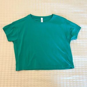 Lululemon cropped teal shirt